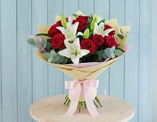 Букет цветов из:  Лилии и Розы в Дебесы