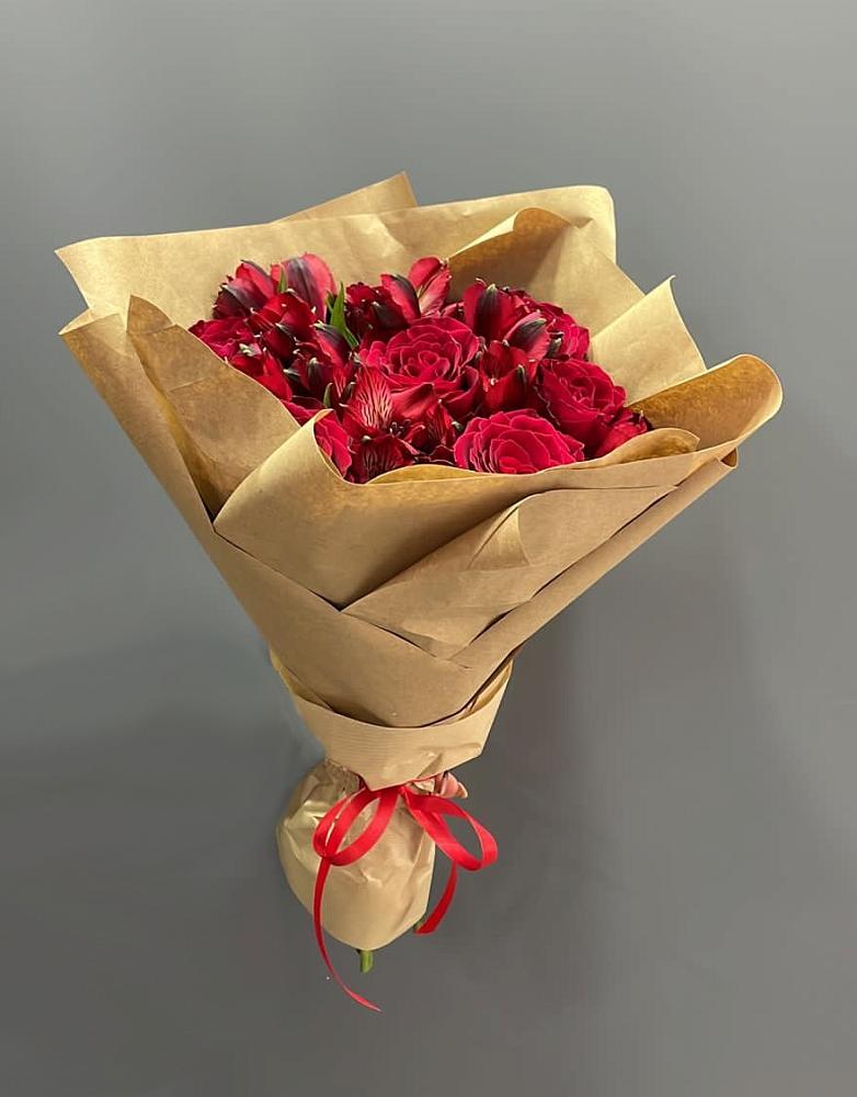 Букет цветов из: Альстромерии и Розы в Дебесы