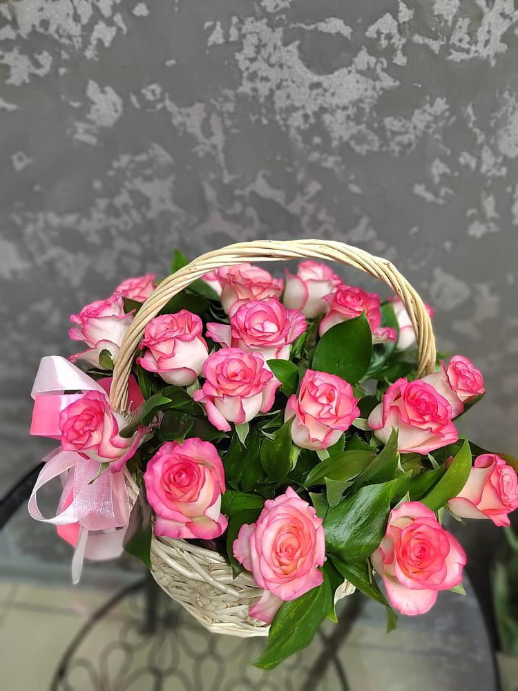 Цветочная композиция из Розы в корзине в Дебесы