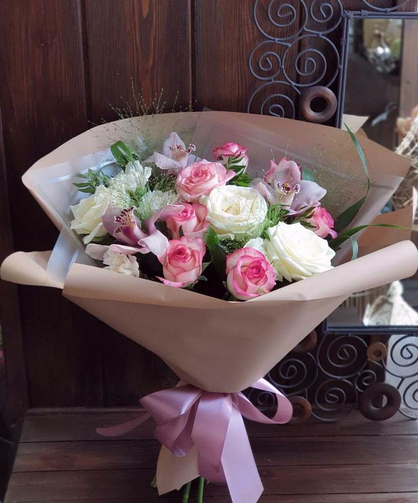 Букет цветов из: Гвоздики, Орхидеи, Розы и Хризантемы в Дебесы