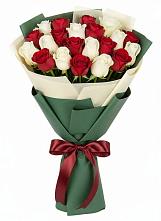 Букет Микс из красных и белых роз в Дебесы
