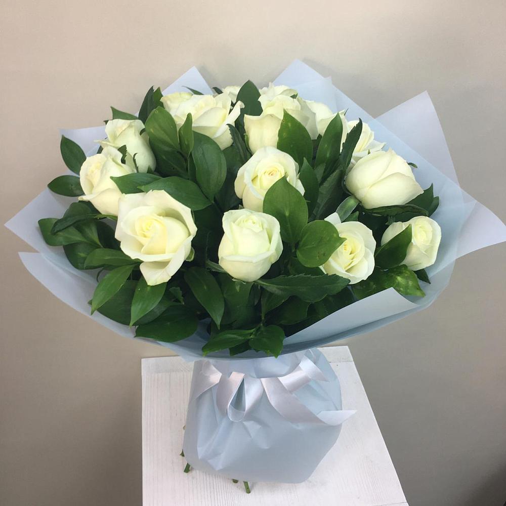 Букет 15 Белых роз Проуд в Дебесы