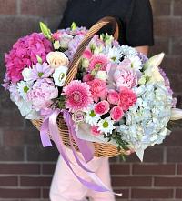 Композиция солнечный день в Дебесы Цветочная композиция из Розы, Хризантемы, Пионы и Лизиантусы в корзине в Дебесы