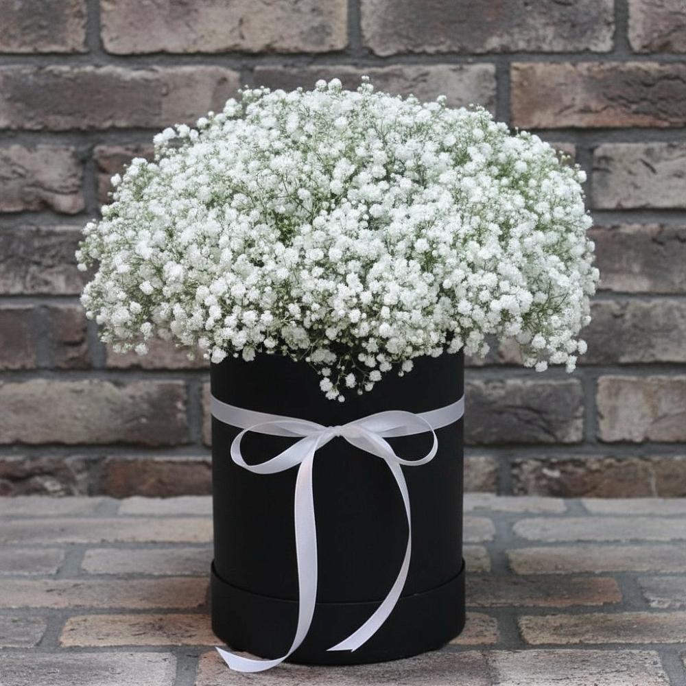 Цветочная композиция из Гипсофила в шляпной коробке в Дебесы