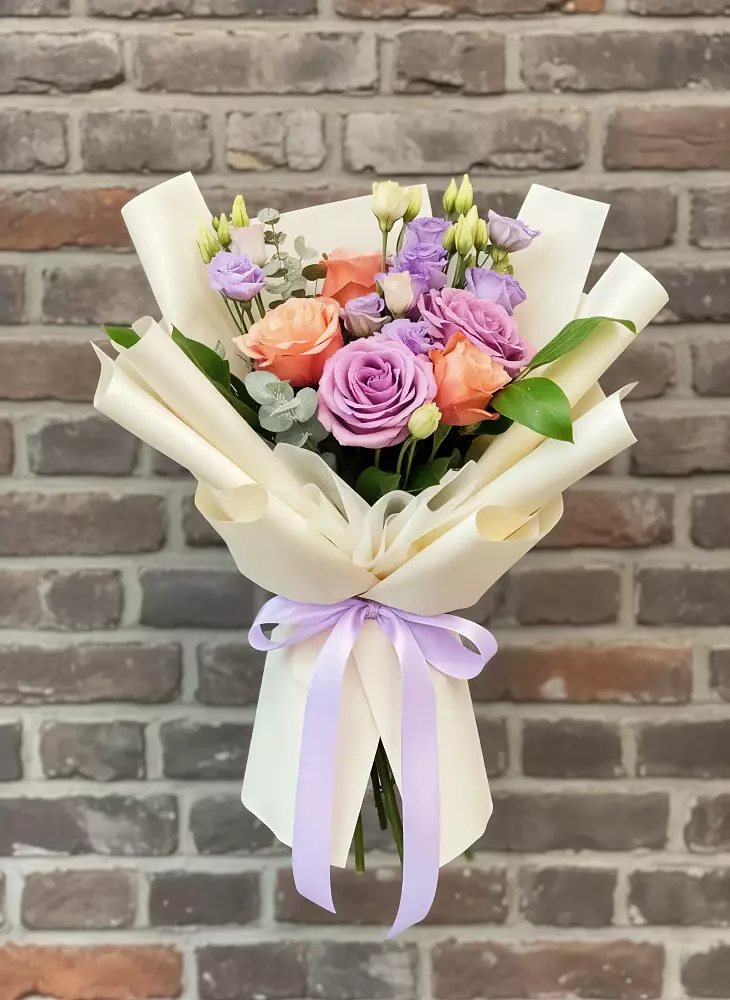 Букет цветов из: Лизиантусы и Розы в Дебесы