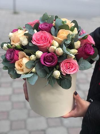 Цветочная композиция из Розы в шляпной коробке в Дебесы