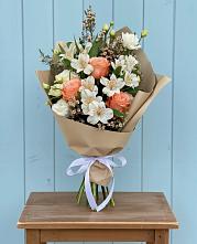 Букет цветов из:  Альстромерии, Лизиантусы, Розы и Хризантемы в Дебесы