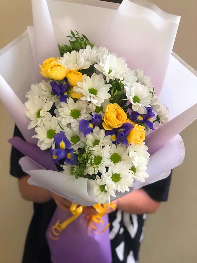 Букет цветов из: Ирисы, Хризантемы и Розы в Дебесы