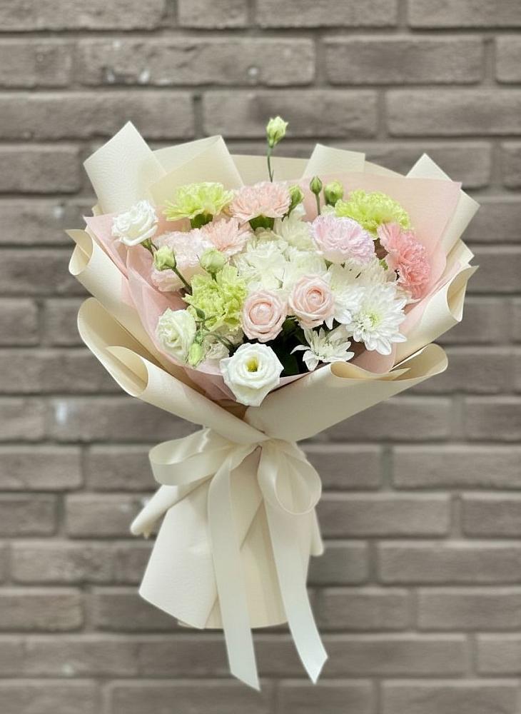 Букет цветов из: Гвоздики, Розы, Лизиантусы и Хризантемы в Дебесы