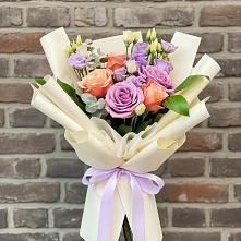 Букет цветов из:  Лизиантусы и Розы в Дебесы