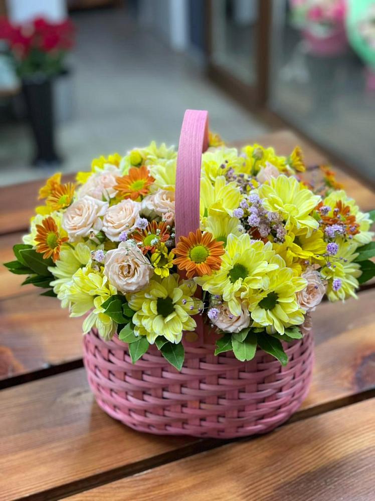 Цветочная композиция из Хризантемы и Розы в корзине в Дебесы
