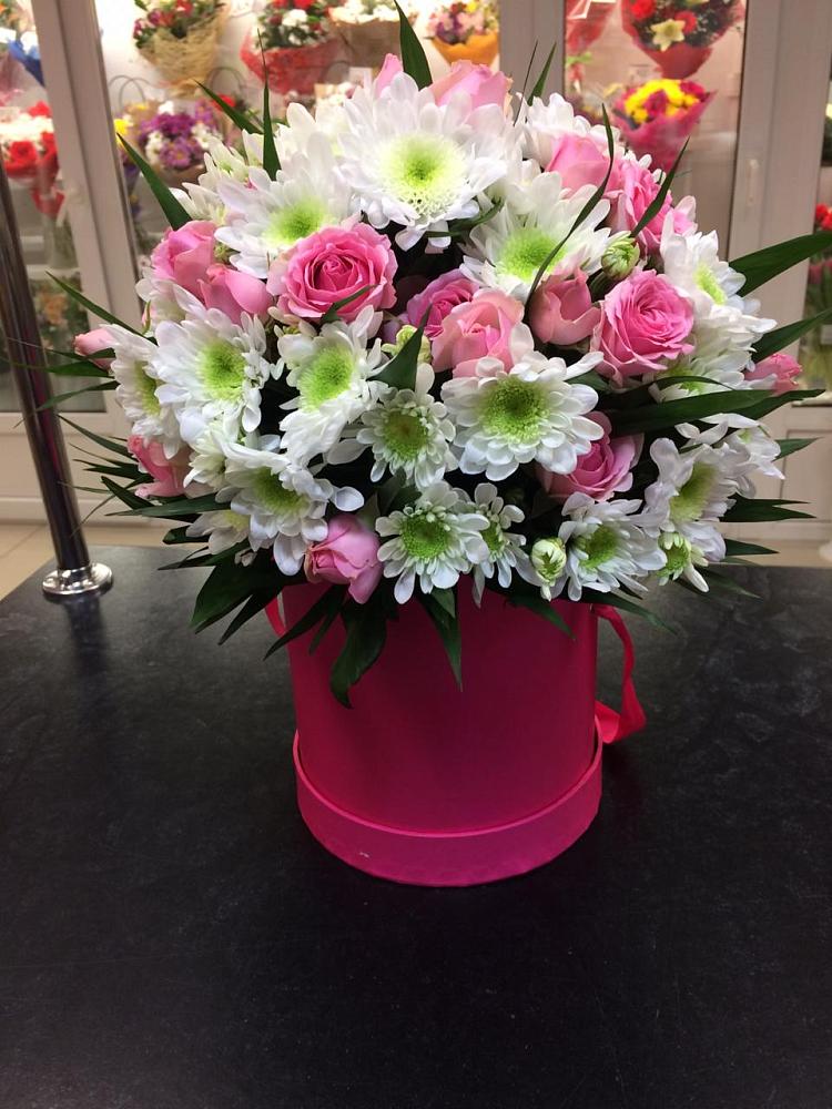 Цветочная композиция из Розы и Хризантемы в шляпной коробке в Дебесы