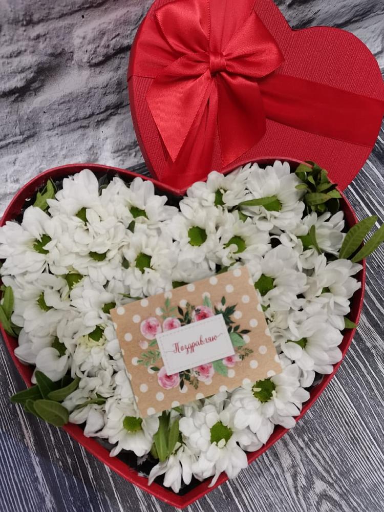 Цветочная композиция из Хризантемы в виде сердца в Дебесы