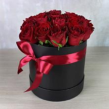 Цветочная композиция из Розы в шляпной коробке в Дебесы