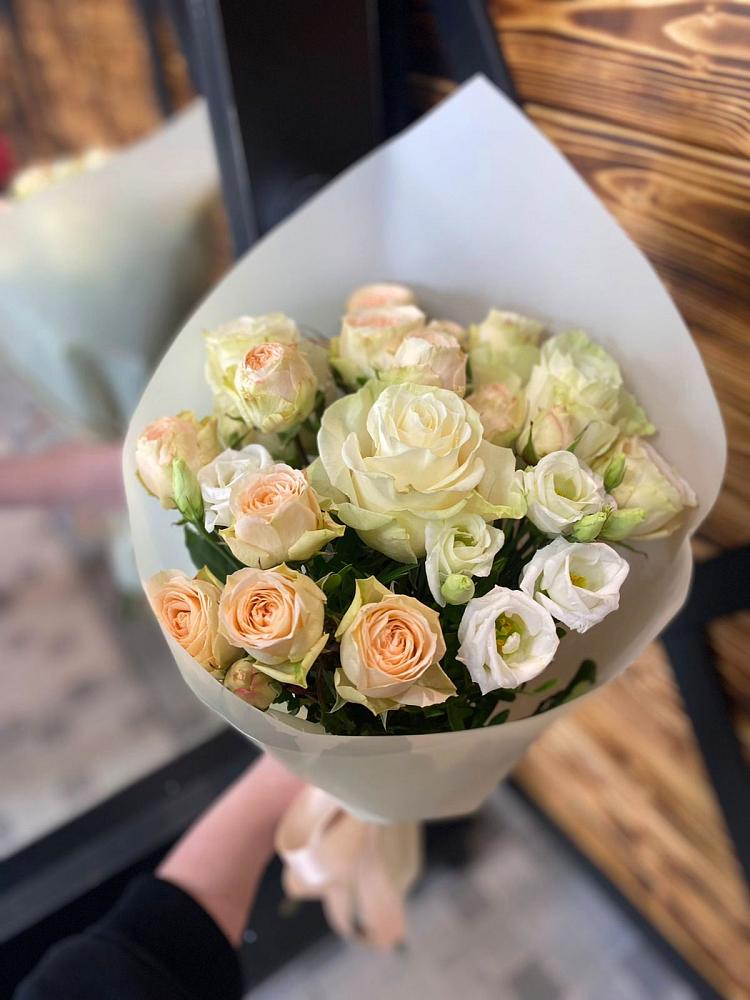 Букет цветов из: Розы и Лизиантусы в Дебесы