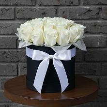 Цветочная композиция из Розы в шляпной коробке в Дебесы